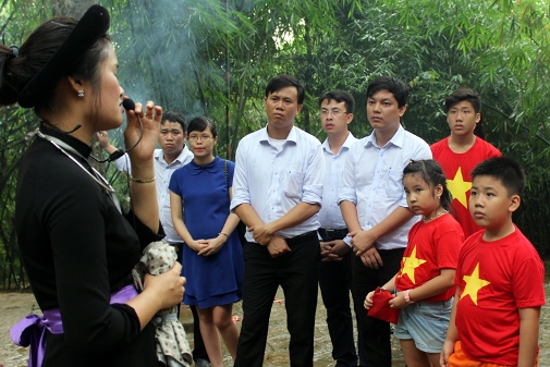 Chăm chú lắng nghe thuyết minh về lịch sử lán Nà Nưa (Tuyên Quang), nơi Bác Hồ từng sống và làm việc chuẩn bị cho tổng khởi nghĩa Cách mạng Tháng Tám